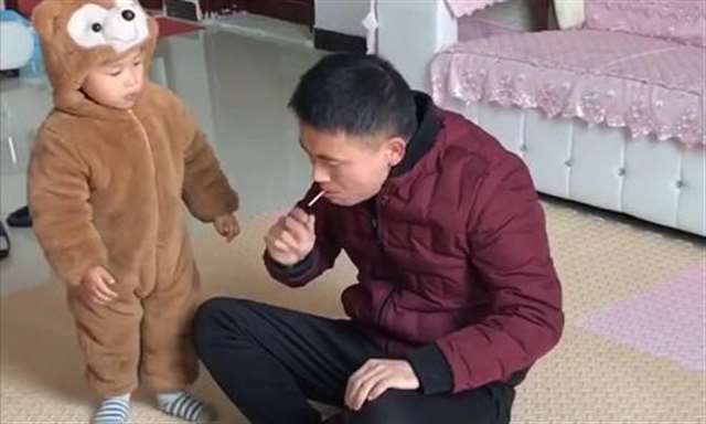 宝宝要爹的棒棒糖 爸爸裤子里藏着一根棒棒糖