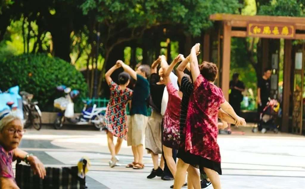 大妈室内广场舞叫人脸红有缝 受不了