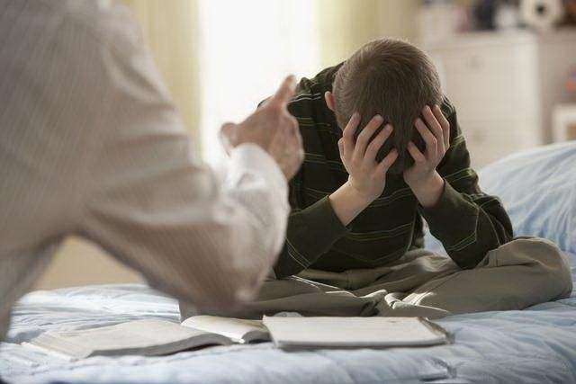 爸爸给儿子看几几 玩战友的儿子