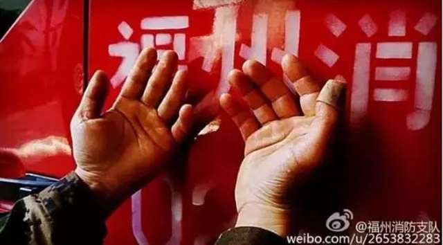 【感动】|一张背影照片,让无数人沉默…