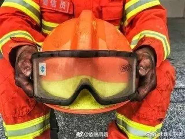 【感动】|一张背影照片,让无数人沉默…