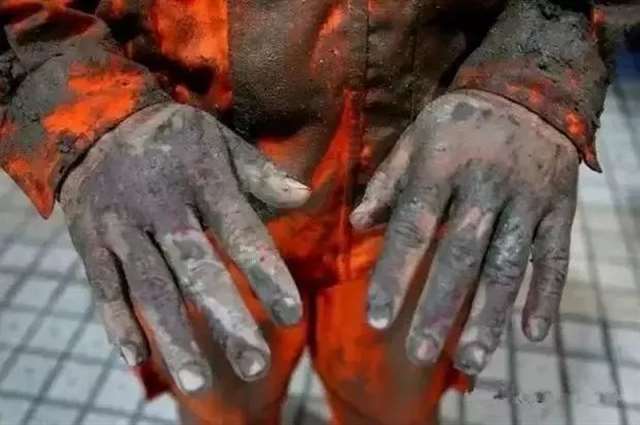 【感动】|一张背影照片,让无数人沉默…