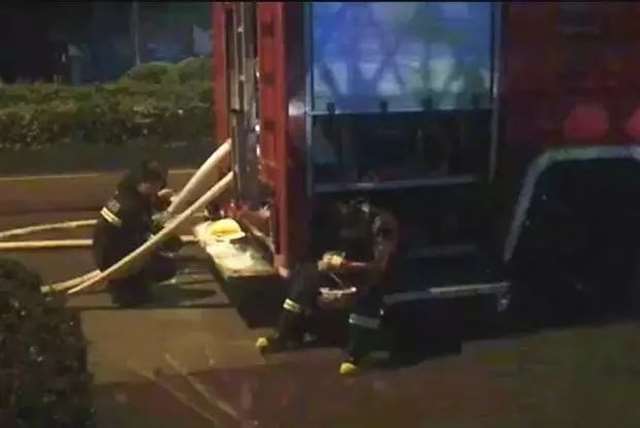 【感动】|一张背影照片,让无数人沉默…