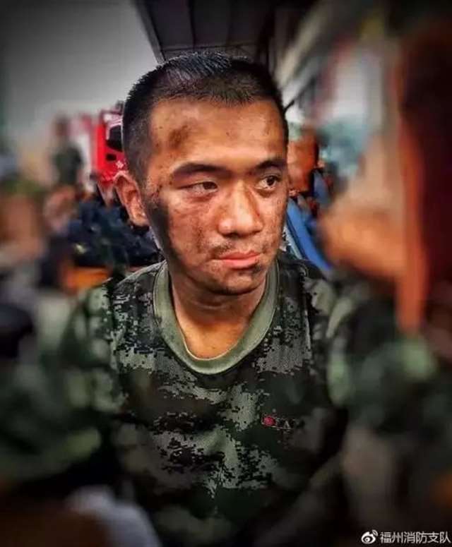 【感动】|一张背影照片,让无数人沉默…