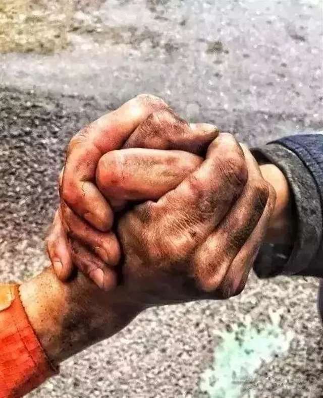 【感动】|一张背影照片,让无数人沉默…