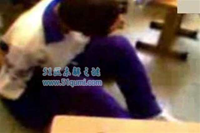 三个女人居然扒男生裤子 四个女人扒下男生内裤