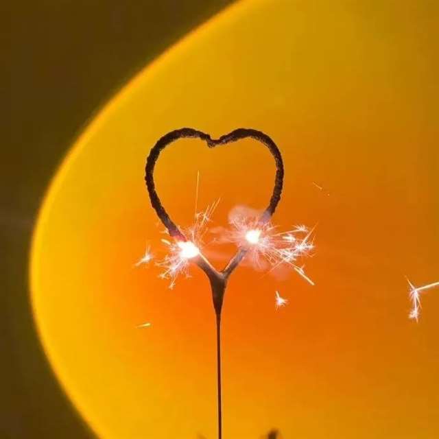 我们也曾紧紧相拥,说着永远相爱的情话.