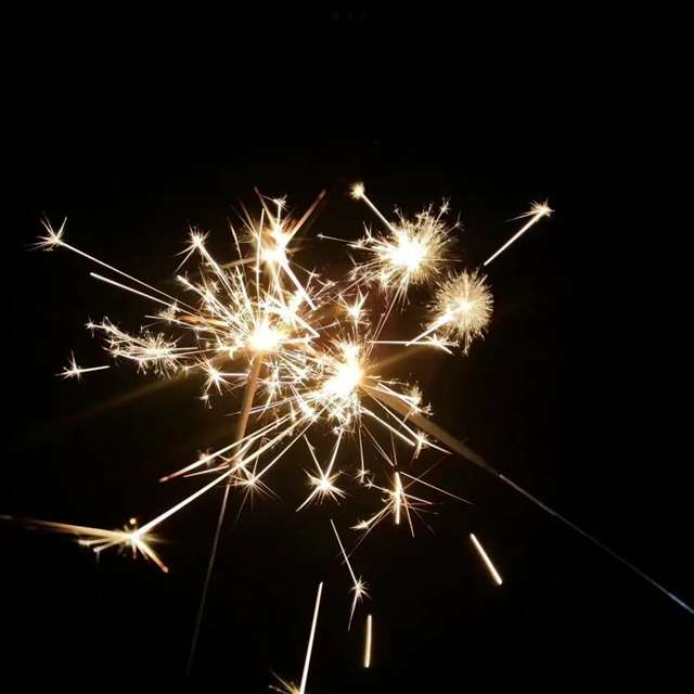 我们也曾紧紧相拥,说着永远相爱的情话.