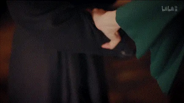 双镜，是照应出女性之间情谊的牵连