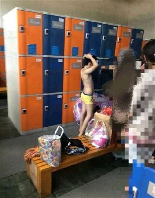 被几个人带了一个无人的地方 被客人玩得走不了路的经过