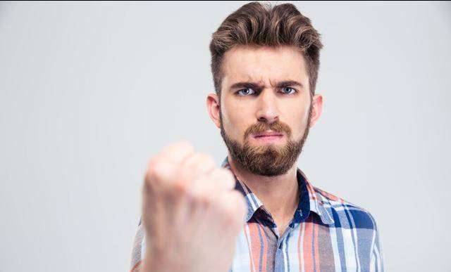 老婆出轨小10岁的男同事,不离婚可以,我也不会放过小三