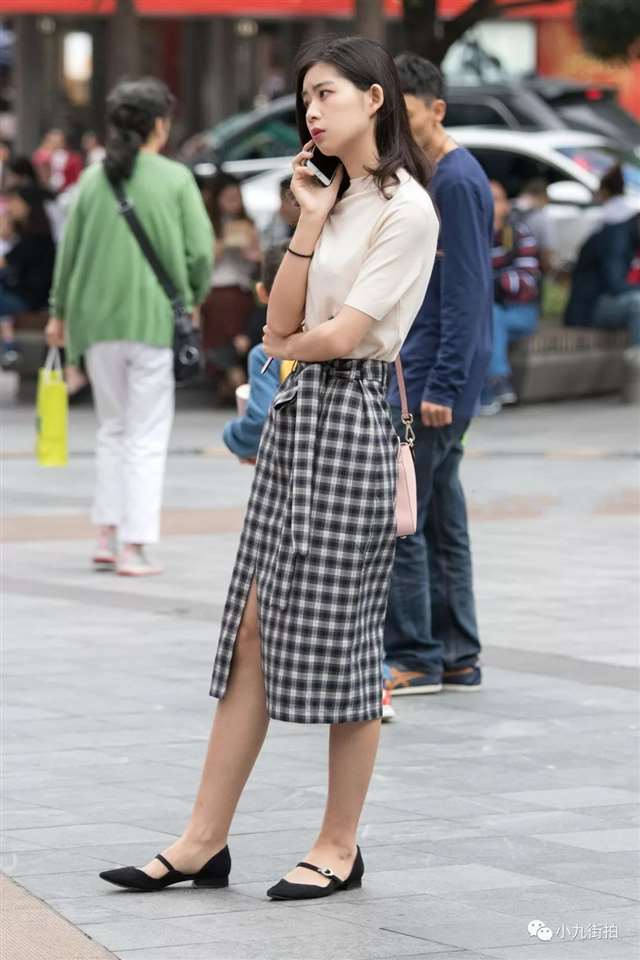 美女街拍:很文静的美女,气质真不错