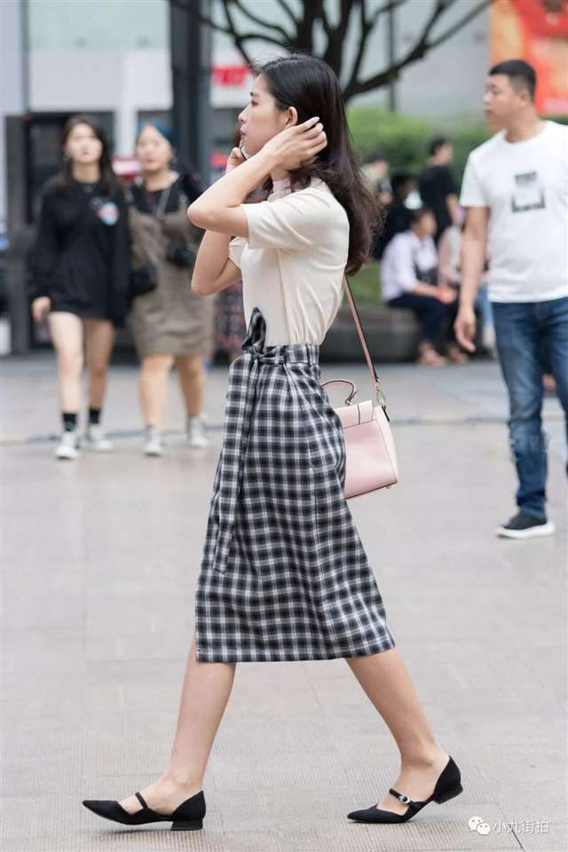 美女街拍:很文静的美女,气质真不错