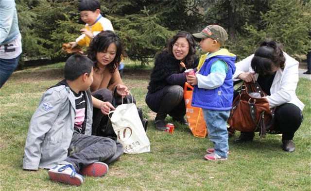 儿子带五个同学 儿子大学同学来家里来吃饭