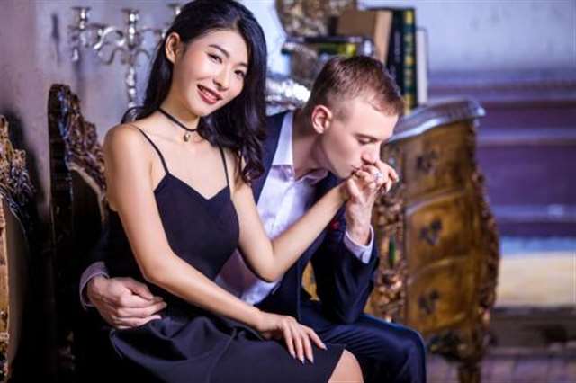  女生在车里㖭你那里怎么办