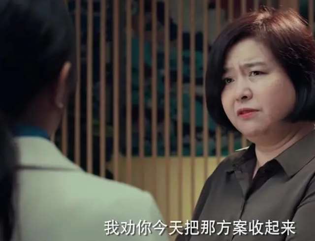  妈妈陪客户喝酒 发现妈妈当别人的小三