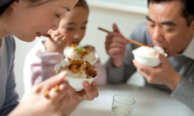 跟十个男人发生过关系 一人㖭上面2人㖭下感觉