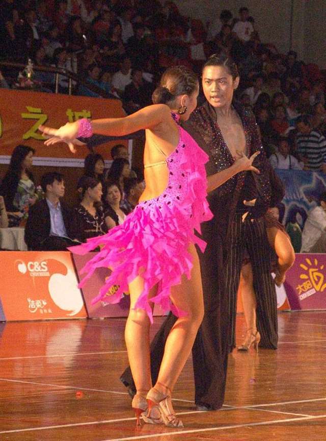 跳拉丁舞和舞伴c了 跳芭蕾的男生起反应了