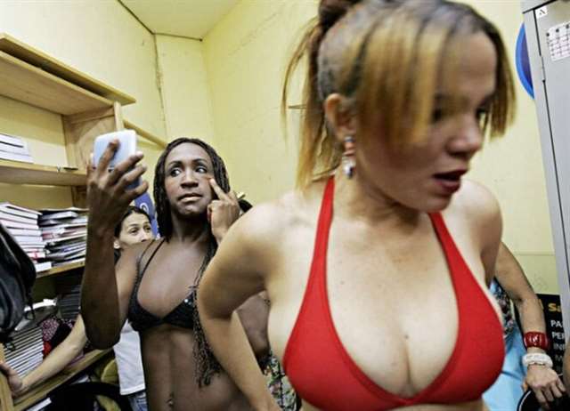  按摩师按到我高潮忍不住做了 口述他吻我下面出水