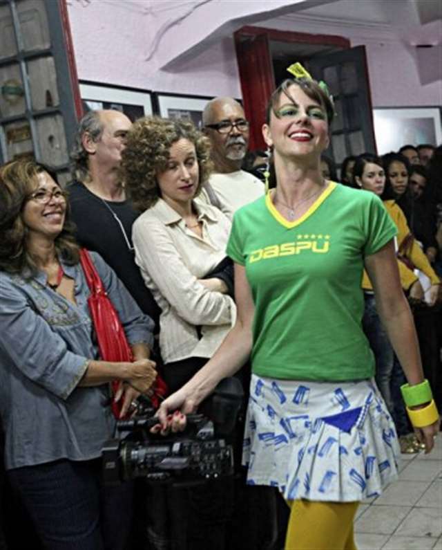  按摩师按到我高潮忍不住做了 口述他吻我下面出水