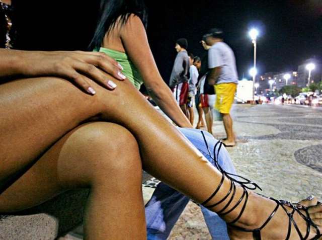  按摩师按到我高潮忍不住做了 口述他吻我下面出水