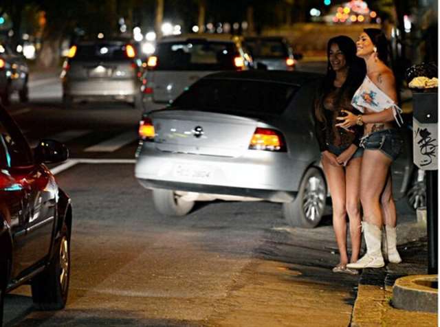  按摩师按到我高潮忍不住做了 口述他吻我下面出水