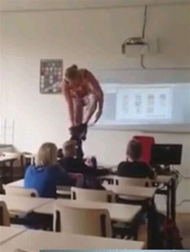  生物课上老师亲自给我们展示 我们可以在生物课上做实验