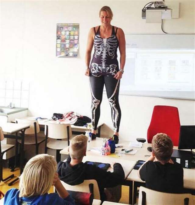  生物课上老师亲自给我们展示 我们可以在生物课上做实验