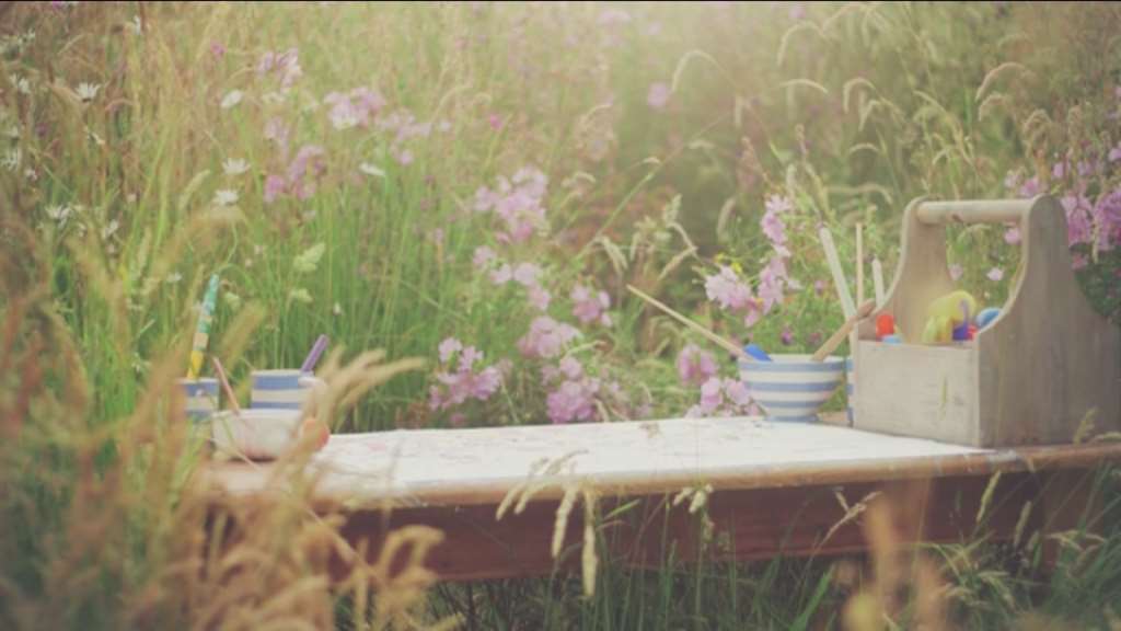 清晨,鲜花,小木桌,最平淡的幸福