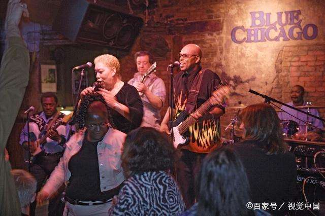 男女酒店夜情又亲又摸 乖女我会让你舒服的晓雯