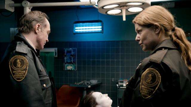 法医给女尸做检查 法医给女孩验尸