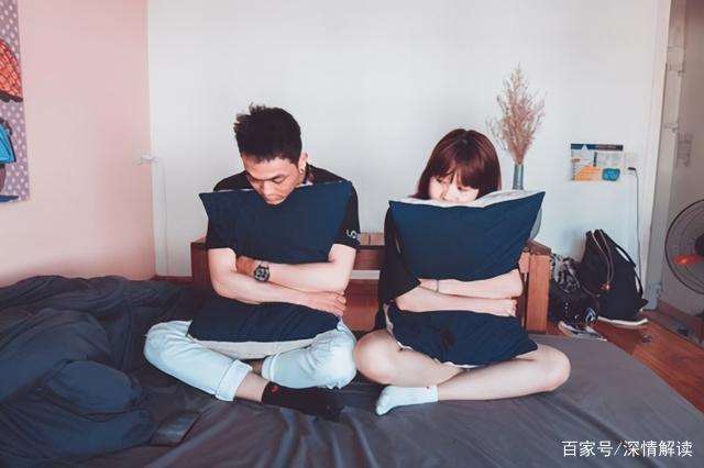 老婆当我面和别的男人聊天 共享老婆