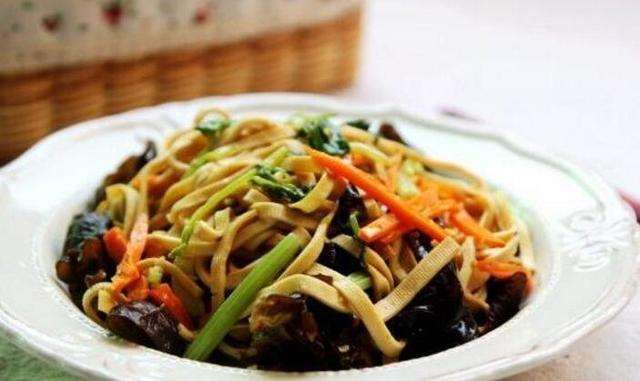 老公上级在我家吃饭  媳妇深夜陪别的男人吃饭