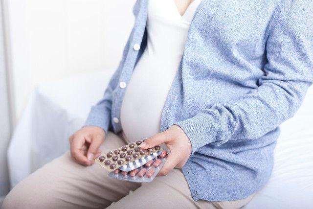 朋友夫妻来我家住了一个房子 情侣四人在一个房间玩的游戏