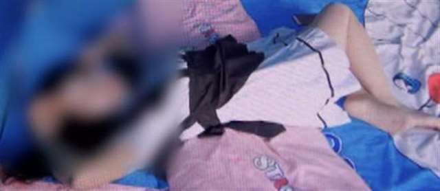 几个女人脱男人裤子硬了 一男被10几个女人按住扒裤子