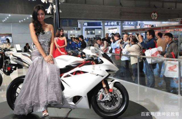 坐摩托车下面好有感觉 摩托车上顶了一路