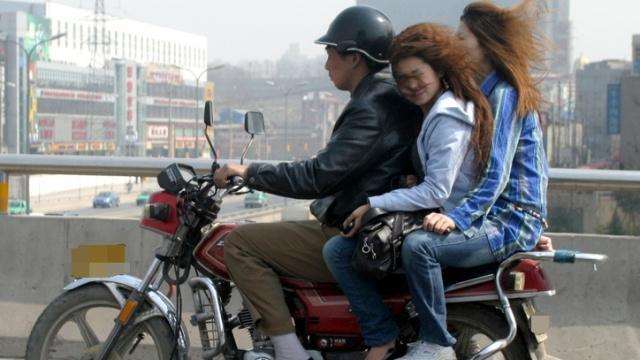  摩托车不小心进入 骑动感单车流水了