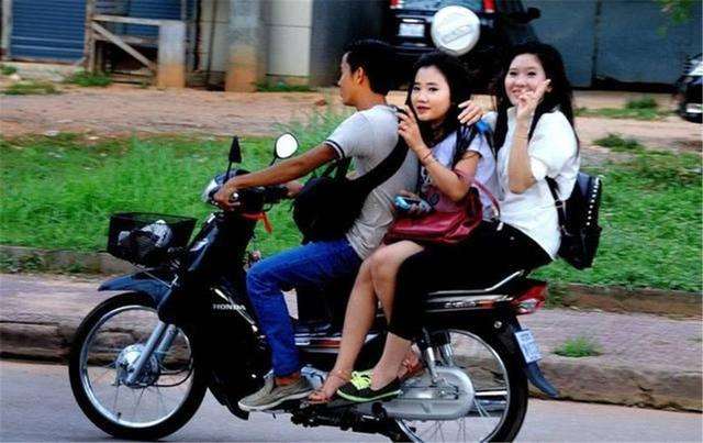  两个人一前一后要摩托车 坐摩托车顶着有感觉吗