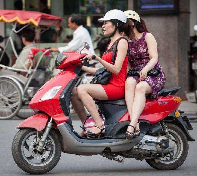  两个人一前一后要摩托车 坐摩托车顶着有感觉吗