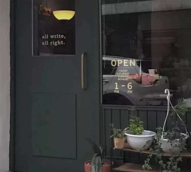 心里空落落的文案“天不可能一直黑,你也不可能一直发光,对吧”