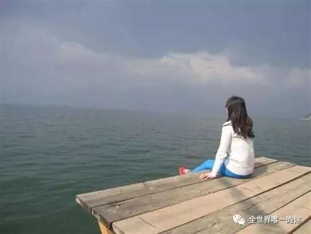 心里空荡荡的唯美句子:这个世界上最不缺的就是随处可见的漂亮女生!