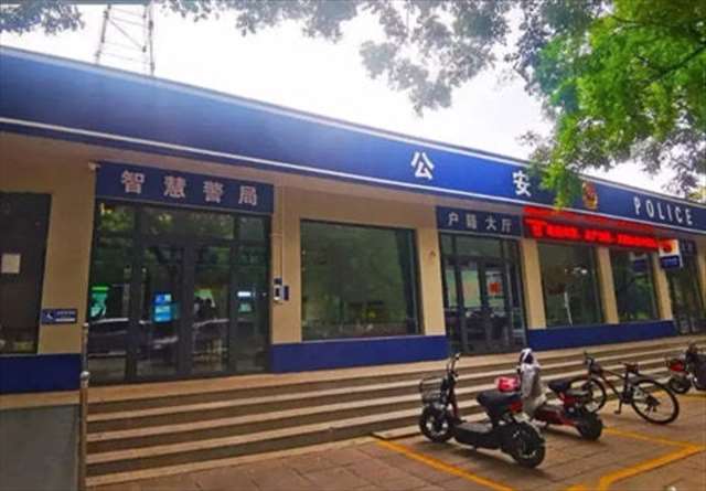 少妇口述很大很硬满满得 售楼小姐卖房先卖自己