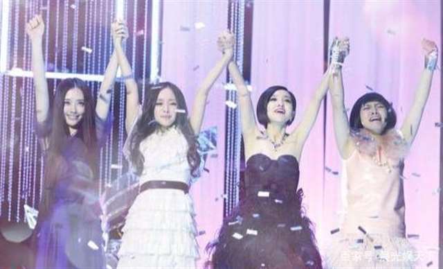 和少妇的一段情史 在酒店落地玻璃窗前做