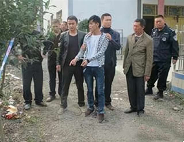 挺进新婚少妇雪白肉体 我在新婚少妇身体里冲刺