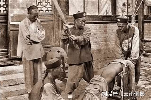 拷起来拿鞭子抽屁股             把腿扳开鞭子抽中间        