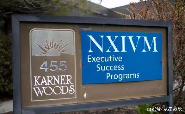 撅起屁股扒开让客人玩弄 高傲人妻沦为性奴