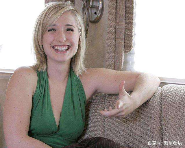 撅起屁股扒开让客人玩弄 高傲人妻沦为性奴