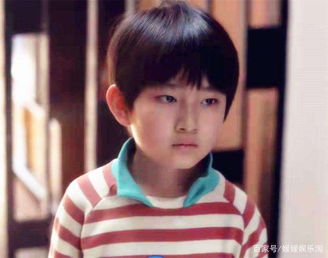 撞击美艳老师后臀 女老师夏金兰