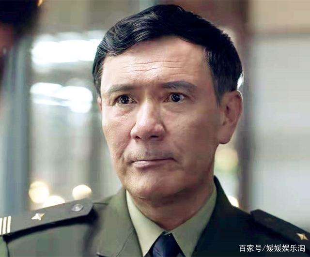 撞击美艳老师后臀 女老师夏金兰