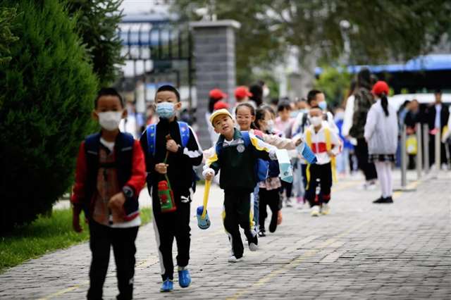 (资料图:2020年秋季开学首日,银川市小学生有序排队进入校园.